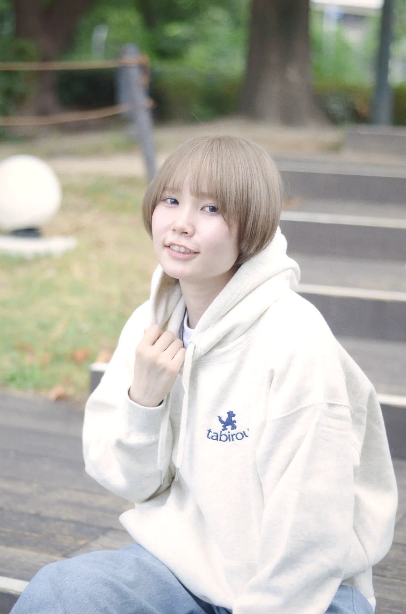 白いフーディーのポートレート