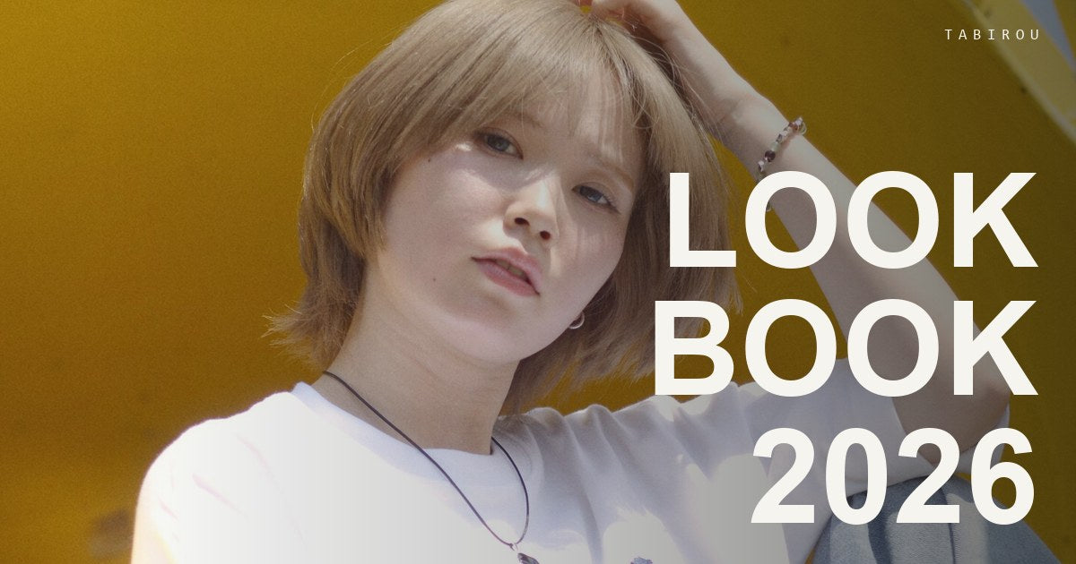 tabirou LOOKBOOK 2026 のバナー。白いビッグTシャツを着て遊具に座るモデル