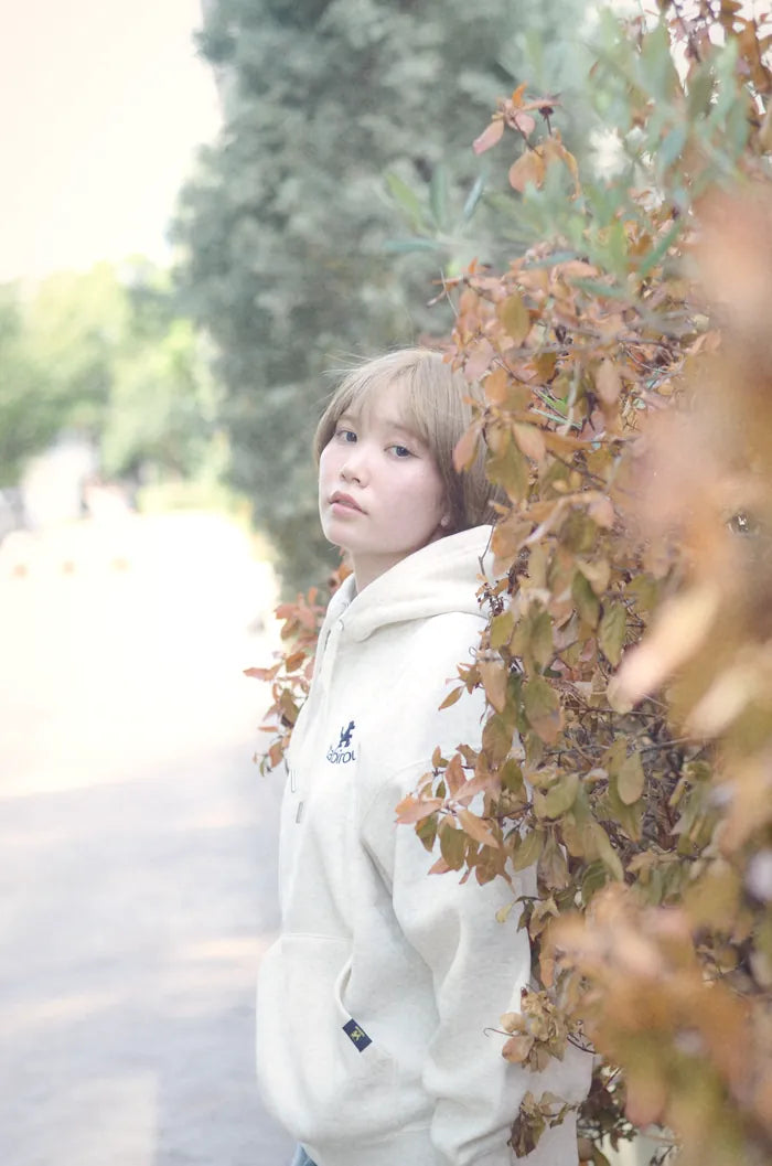 枯葉のあいだに立つカット