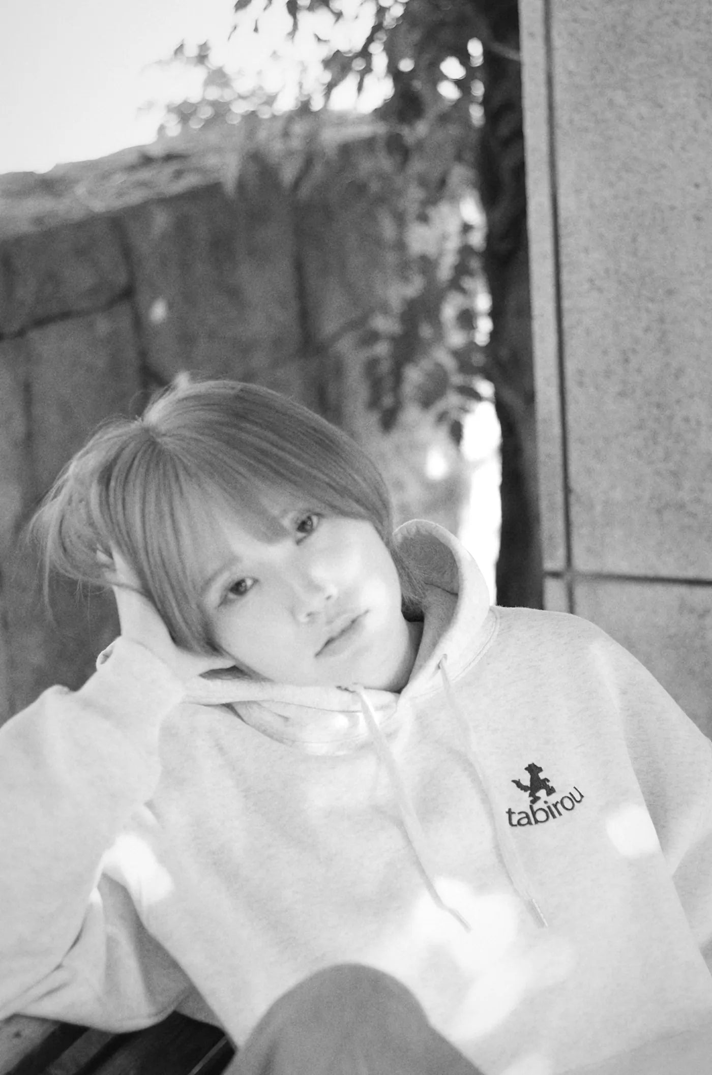 頬に手をあてたポートレート（モノクロ）